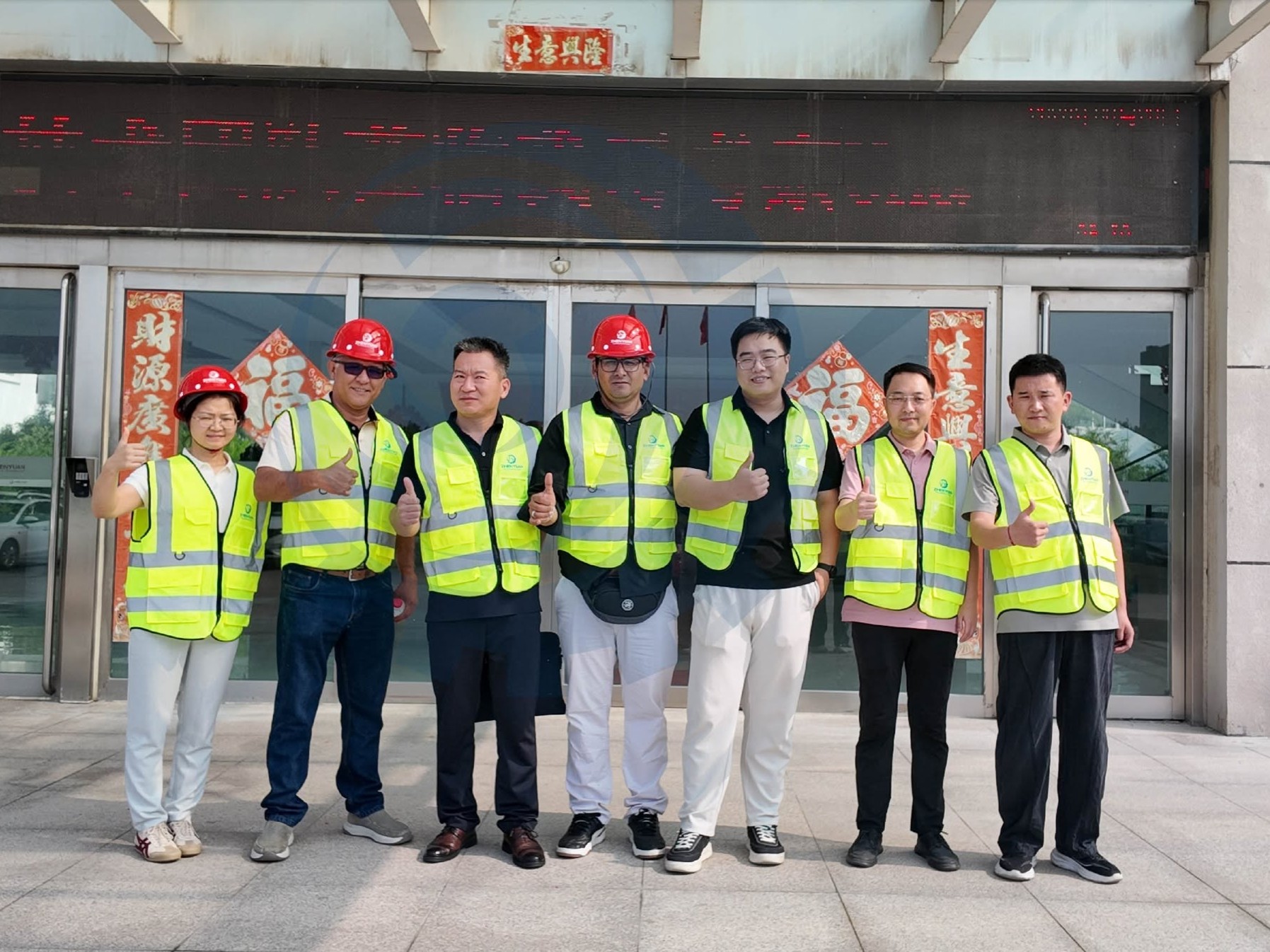 Peruvian mining client delegation and Zhenyuan engineering team posing together during heavy-duty apron feeder technical inspection visit