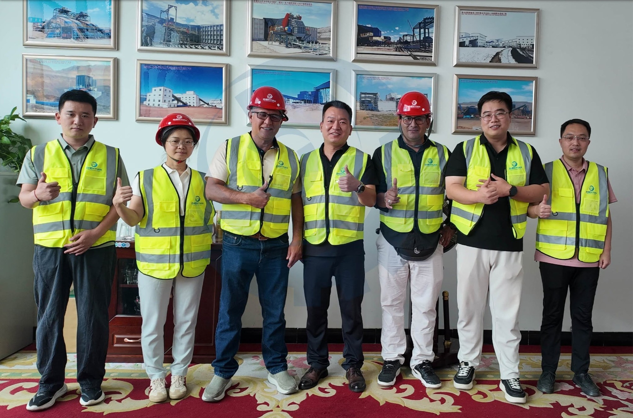 Peruvian mining client delegation and Zhenyuan engineering team posing together during heavy-duty apron feeder technical inspection visit