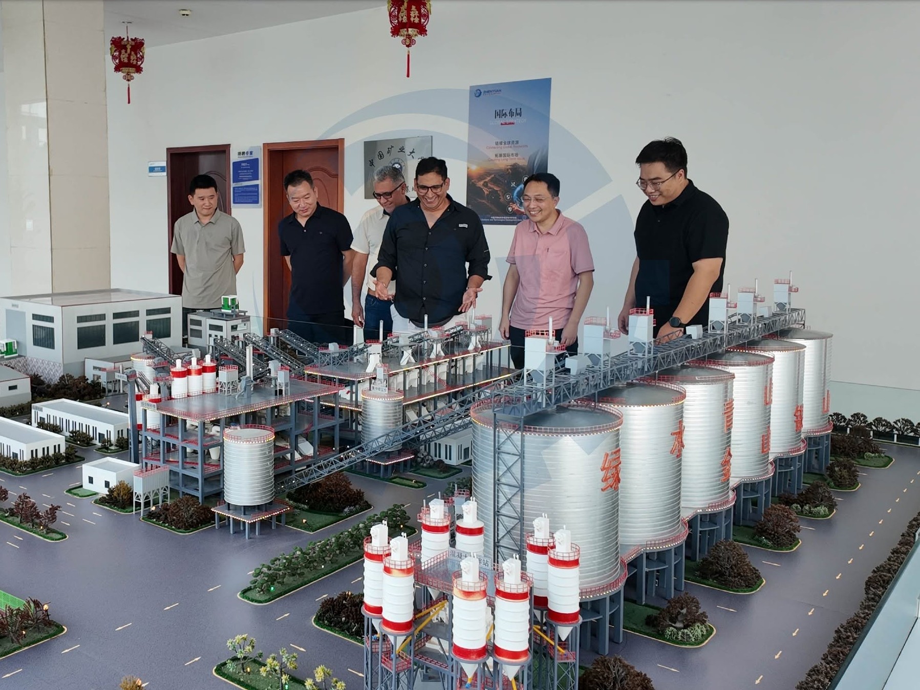 Peruvian mining client delegation and Zhenyuan engineering team posing together during heavy-duty apron feeder technical inspection visit