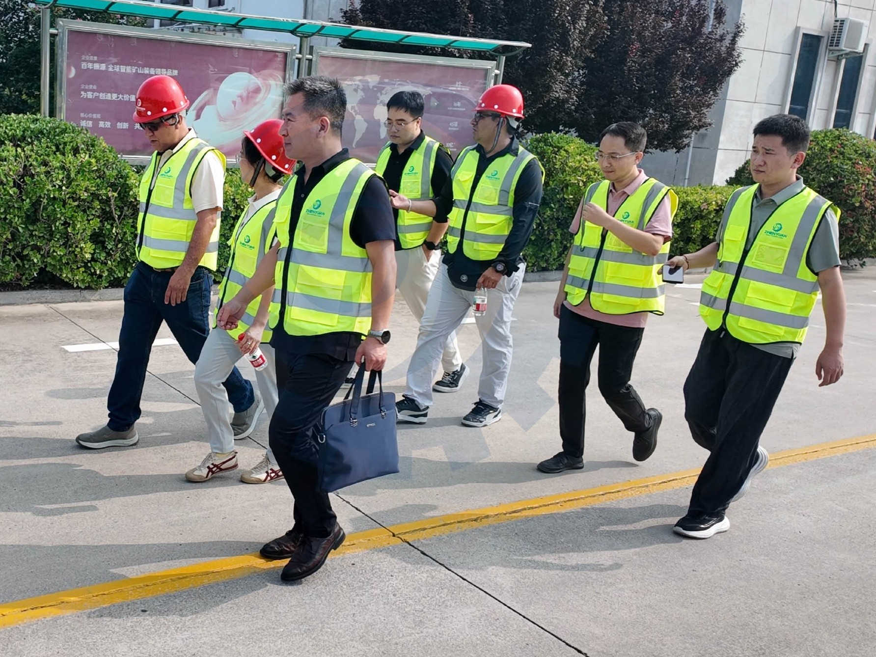 Peruvian mining client delegation and Zhenyuan engineering team posing together during heavy-duty apron feeder technical inspection visit